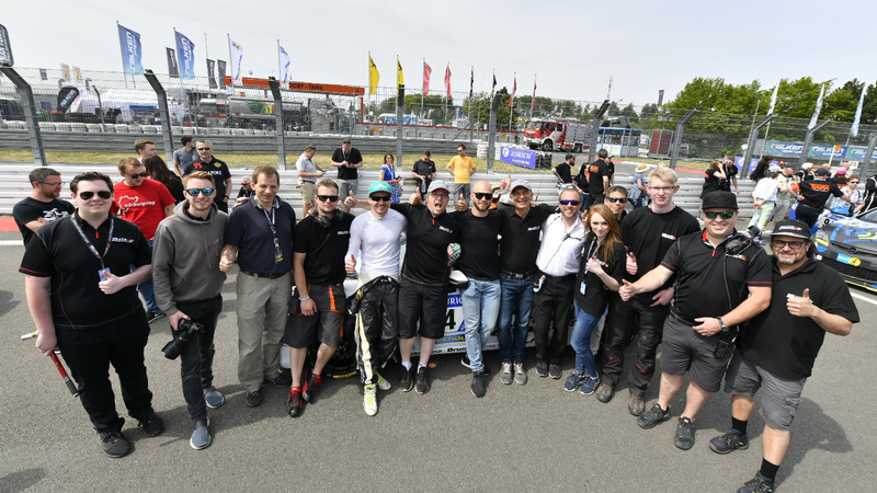 Group photo before the race of the Manheller Racing/Milltek Sport squad